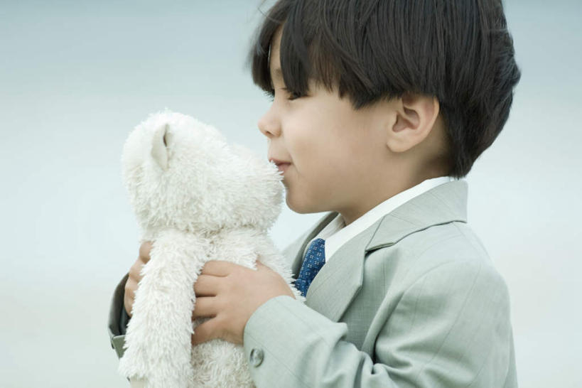 西方人,儿童,脸,头,脸颊,头发,一个人,站,笑,吻,微笑,露齿笑,横图,室外,特写,白天,侧面,衬衫,游戏,纯洁,熊,玩具,欧洲,欧洲人,仅一个男性,仅一个人,握,灰色背景,玩偶,领带,泰迪熊,拿,玩,拿着,注视,娱乐,肩膀,一个,小孩,黄色,玩具熊,看,站着,仅一个小孩,休闲,可爱,童年,童趣,益智,握着,摄影,毛绒玩具,影棚,单个,安慰,发泄,消遣,童真,烂漫,无邪,宣泄,罗斯福熊,天真,男孩,男人,男性,白种人,孩子,头部,脸部,脸蛋,面部,亲,亲吻,玩耍,嬉戏,站立,半身,彩图,影棚拍摄,衬衣,拍摄,男生