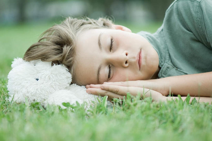 西方人,儿童,脸,头,脸颊,头发,一个人,躺,闭眼,睡,横图,室外,特写,白天,正面,纯洁,草地,草坪,植物,欧洲,欧洲人,仅一个男性,仅一个人,朦胧,模糊,祝福,休闲装,肩膀,草,虔诚,一个,小孩,黄色,绿色,祈祷,双手合十,仅一个小孩,休闲,休闲服,可爱,童年,童趣,毛绒玩具,单个,感谢,童真,烂漫,无邪,合十礼,合掌礼,合十,莲华合掌,感恩,卧着,天真,男孩,男人,男性,白种人,孩子,头部,脸部,脸蛋,面部,闭眼睛,闭着眼,闭着眼睛,困,困觉,寝息,睡觉,躺着,卧,半身,彩图,男生