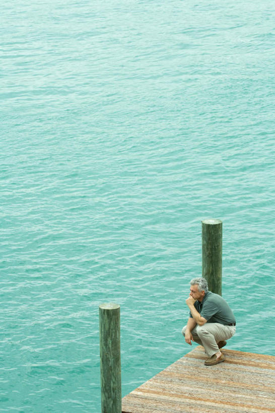 西方人,一个人,蹲,闭眼,竖图,俯视,室外,白天,海浪,海洋,地板,欧洲,欧洲人,仅一个男性,仅一个人,撑,浪花,地面,托腮,休闲装,木地板,绿色,海水,托,仅一个老年男性,休闲,休闲服,撑着,托下巴,海景,老年男性,男人,男性,白种人,大海,风浪,海,海水的波动,近岸浪,涌浪,闭眼睛,闭着眼,闭着眼睛,蹲着,彩图,高角度拍摄,全身