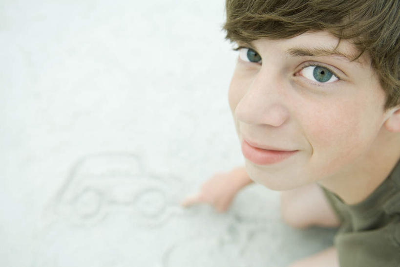 西方人,儿童,脸,头,脸颊,头发,一个人,坐,笑,微笑,横图,俯视,室外,特写,白天,纯洁,沙滩,欧洲,欧洲人,仅一个男性,仅一个人,指,朦胧,模糊,沙子,海岸,沙地,图像,注视,休闲装,方向,肩膀,车,小孩,黄色,看,手势,仅一个小孩,休闲,休闲服,可爱,童年,童趣,指向,关注,童真,烂漫,无邪,天真,男孩,男人,男性,白种人,孩子,头部,脸部,脸蛋,面部,海滩,抬头,仰头,坐着,半身,彩图,高角度拍摄,男生