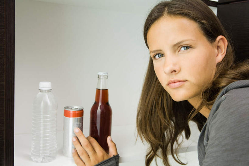 西方人,头发,一个人,站,笑,微笑,横图,室内,白天,正面,柜子,欧洲,欧洲人,仅一个年轻女性,仅一个女性,仅一个人,握,罐子,墙,拿,拿着,注视,休闲装,墙壁,墙面,玻璃制品,三个,黄色,玻璃瓶,瓶子,橱柜,看,站着,转头,休闲,休闲服,握着,年轻女性,女人,女性,白种人,站立,半身,彩图