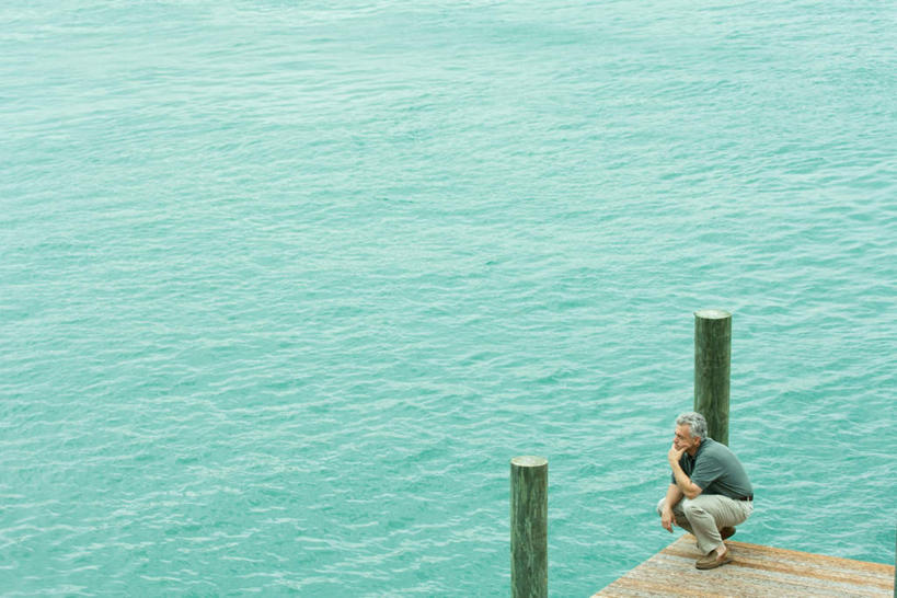 西方人,一个人,蹲,闭眼,横图,俯视,室外,白天,海浪,海洋,地板,欧洲,欧洲人,仅一个男性,仅一个人,撑,浪花,地面,托腮,休闲装,木地板,绿色,海水,托,仅一个老年男性,休闲,休闲服,撑着,托下巴,海景,老年男性,男人,男性,白种人,大海,风浪,海,海水的波动,近岸浪,涌浪,闭眼睛,闭着眼,闭着眼睛,蹲着,彩图,高角度拍摄,全身