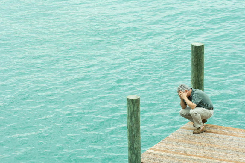 西方人,一个人,蹲,摸,竖图,俯视,室外,白天,海浪,海洋,地板,欧洲,欧洲人,仅一个男性,仅一个人,浪花,地面,休闲装,木地板,绿色,海水,低头,仅一个老年男性,休闲,休闲服,遮,遮挡,海景,遮盖,遮蔽,老年男性,男人,男性,白种人,大海,风浪,海,海水的波动,近岸浪,涌浪,触摸,蹲着,接触,彩图,高角度拍摄,全身