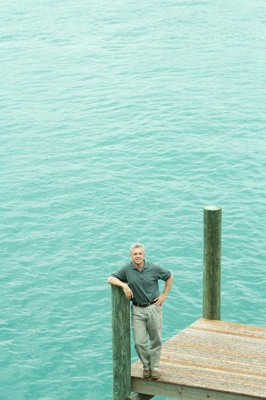 西方人,一个人,站,竖图,俯视,室外,白天,海浪,海洋,地板,欧洲,欧洲人,仅一个男性,仅一个人,撑,浪花,地面,注视,休闲装,手叉腰,木地板,绿色,海水,叉腰,看,站着,仅一个老年男性,休闲,休闲服,撑着,双手叉腰,关注,海景,老年男性,男人,男性,白种人,大海,风浪,海,海水的波动,近岸浪,涌浪,抬头,仰头,站立,彩图,高角度拍摄,全身