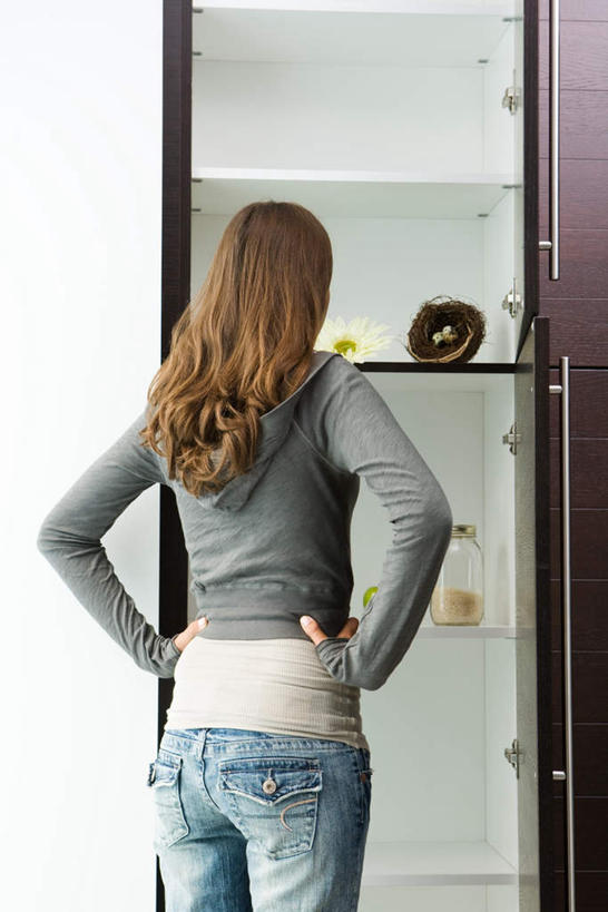 西方人,头发,一个人,站,竖图,室内,白天,柜子,欧洲,欧洲人,仅一个年轻女性,仅一个女性,仅一个人,盛开,罐子,墙,花蕾,休闲装,手叉腰,墙壁,墙面,玻璃制品,花,花瓣,花朵,鲜花,一朵,背面,黄色,白色,玻璃瓶,瓶子,橱柜,花苞,花蕊,叉腰,站着,休闲,休闲服,双手叉腰,年轻女性,女人,女性,白种人,站立,半身,彩图