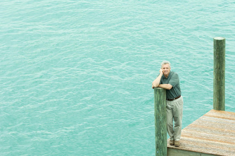 西方人,一个人,站,笑,摸,微笑,露齿笑,横图,俯视,室外,白天,海浪,海洋,地板,欧洲,欧洲人,仅一个男性,仅一个人,撑,浪花,地面,注视,休闲装,木地板,绿色,海水,看,趴着,站着,仅一个老年男性,休闲,休闲服,撑着,关注,海景,老年男性,男人,男性,白种人,大海,风浪,海,海水的波动,近岸浪,涌浪,触摸,接触,趴,抬头,仰头,站立,彩图,高角度拍摄,全身