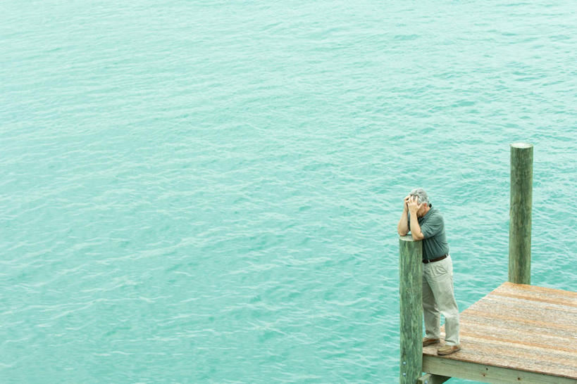 西方人,脸,一个人,站,横图,俯视,室外,白天,海浪,海洋,地板,欧洲,欧洲人,仅一个男性,仅一个人,撑,浪花,地面,注视,休闲装,木地板,绿色,海水,看,站着,仅一个老年男性,休闲,休闲服,捂,遮,撑着,遮挡,海景,遮盖,遮蔽,老年男性,男人,男性,白种人,大海,风浪,海,海水的波动,近岸浪,涌浪,站立,彩图,高角度拍摄,全身