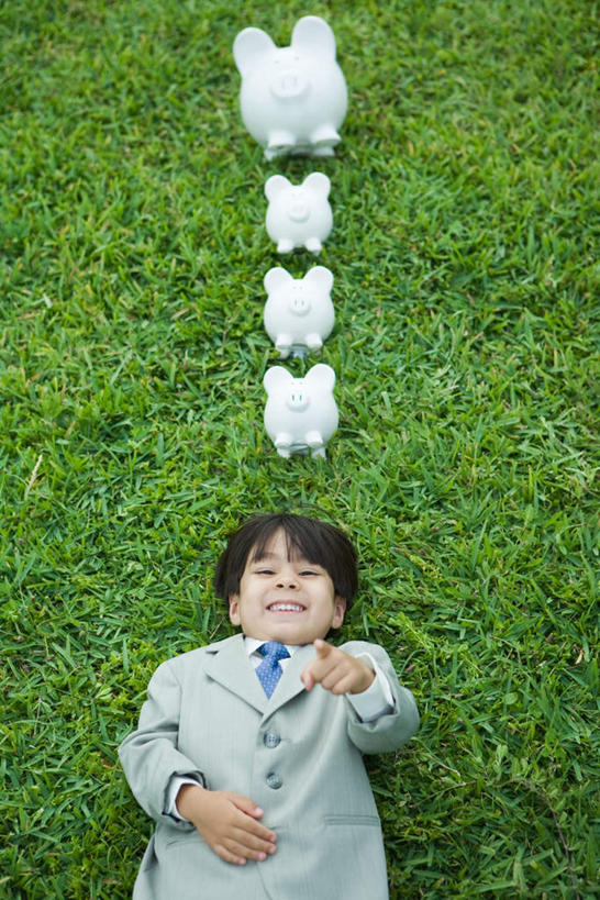 西方人,儿童,一个人,躺,笑,微笑,露齿笑,竖图,俯视,室外,白天,衬衫,纯洁,草地,草坪,植物,欧洲,欧洲人,仅一个男性,仅一个人,一排,指,整齐,领带,方向,草,排列,小孩,绿色,容器,手势,仅一个小孩,四个,储蓄罐,器皿,可爱,童年,童趣,储蓄,存钱,金融,理财,经济,指向,资金,存钱罐,队列,存款,流通,贸易,童真,烂漫,无邪,贮钱罐,储钱罐,扑满,卧着,天真,男孩,男人,男性,白种人,孩子,躺着,卧,半身,彩图,高角度拍摄,衬衣,男生