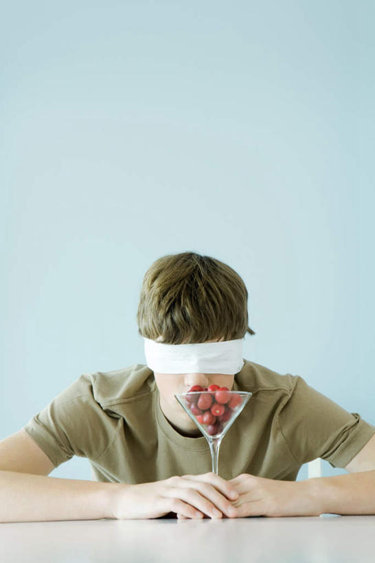 西方人,一个人,坐,笑,微笑,竖图,室内,白天,正面,餐桌,桌子,樱桃,杯子,水果,欧洲,欧洲人,仅一个男性,仅一个人,许多,握,新鲜,高脚杯,墙,生食,食品,果实,红酒杯,拿,拿着,墙壁,墙面,玻璃制品,食物,仅一个年轻男性,红色,酒杯,趴着,握着,遮,有机食品,绿色食品,餐台,遮挡,遮盖,遮蔽,男人,男性,年轻男性,白种人,玻璃杯,樱珠,莺桃,英桃,楔桃,牛桃,荆桃,趴,坐着,半身,彩图