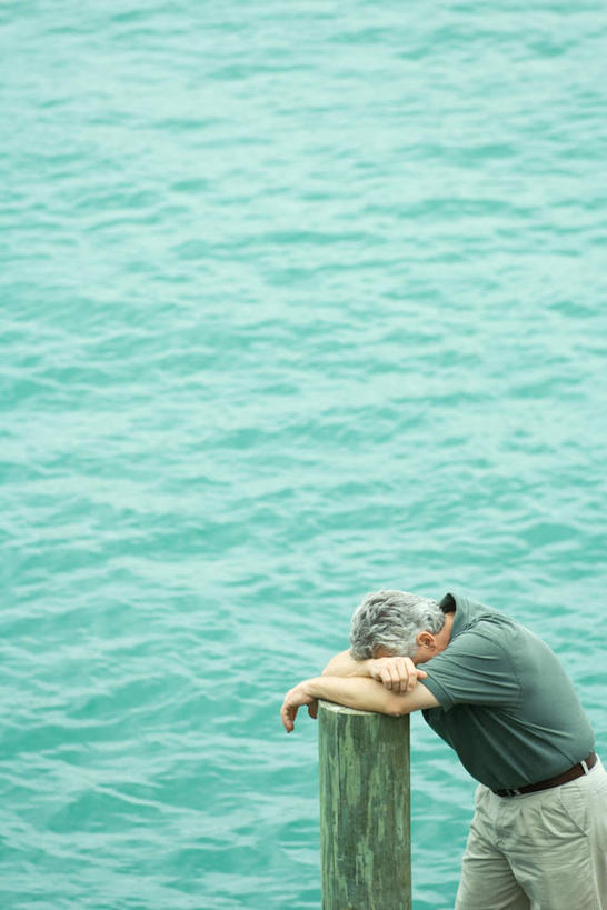 西方人,一个人,站,睡,竖图,俯视,室外,白天,海浪,海洋,地板,欧洲,欧洲人,仅一个男性,仅一个人,弯腰,浪花,地面,注视,休闲装,木地板,绿色,海水,看,趴着,站着,仅一个老年男性,休闲,休闲服,海景,老年男性,男人,男性,白种人,大海,风浪,海,海水的波动,近岸浪,涌浪,困,困觉,趴,寝息,睡觉,站立,半身,彩图,高角度拍摄