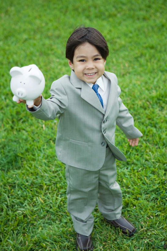 西方人,儿童,一个人,站,举,笑,微笑,露齿笑,竖图,俯视,室外,白天,衬衫,纯洁,草地,草坪,植物,欧洲,欧洲人,仅一个男性,仅一个人,握,领带,拿,拿着,注视,草,小孩,绿色,容器,看,托,站着,仅一个小孩,储蓄罐,器皿,可爱,童年,童趣,储蓄,存钱,握着,金融,理财,经济,资金,存钱罐,存款,流通,贸易,童真,烂漫,无邪,贮钱罐,储钱罐,扑满,天真,男孩,男人,男性,白种人,孩子,举起,举手,举着,向上举,向上伸,向上托,站立,彩图,高角度拍摄,全身,衬衣,男生