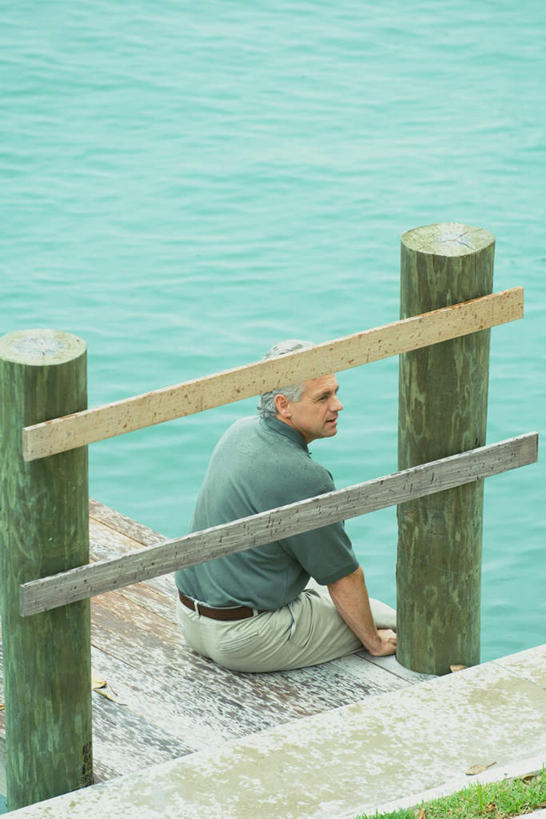 西方人,一个人,栏杆,坐,竖图,俯视,室外,白天,草地,草坪,河流,水,植物,欧洲,欧洲人,仅一个男性,仅一个人,服装,瓷砖,地砖,河水,水流,围栏,地面,注视,休闲装,护栏,草,衣服,绿色,看,转头,仅一个老年男性,休闲,休闲服,服饰,老年男性,男人,男性,白种人,坐着,彩图,高角度拍摄,全身