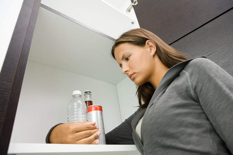 西方人,头发,一个人,站,横图,室内,白天,仰视,柜子,欧洲,欧洲人,仅一个年轻女性,仅一个女性,仅一个人,握,罐子,墙,拿,拿着,注视,休闲装,墙壁,墙面,玻璃制品,黄色,玻璃瓶,瓶子,橱柜,低头,看,站着,休闲,休闲服,握着,三瓶,年轻女性,女人,女性,白种人,站立,半身,彩图,低角度拍摄