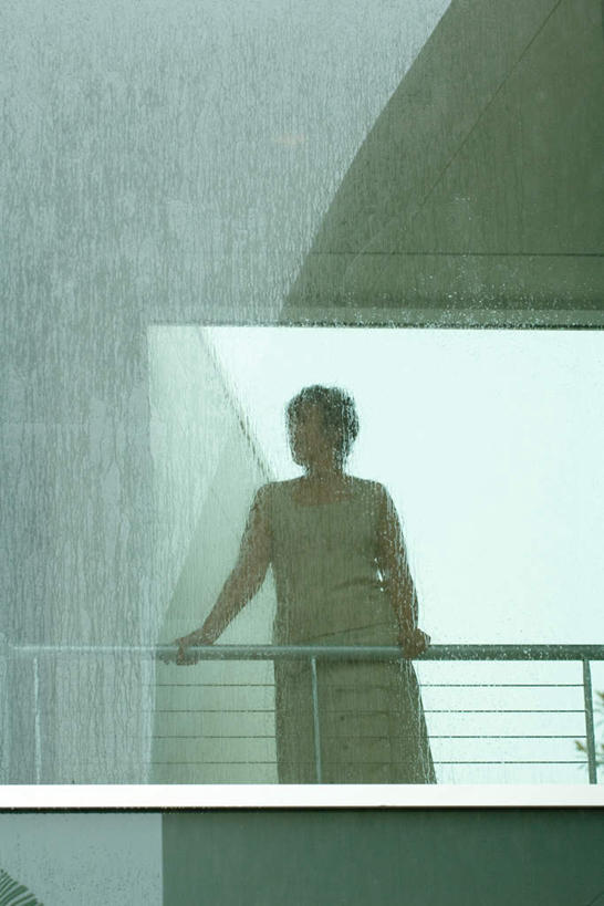 西方人,一个人,栏杆,站,笑,微笑,露齿笑,竖图,室内,白天,仰视,雨,暴雨,大雨,窗户,落地窗,欧洲,欧洲人,仅一个女性,仅一个人,撑,阴影,服装,光线,影子,墙,围栏,注视,休闲装,护栏,玻璃窗,墙壁,墙面,衣服,蓝色,蓝天,天空,阳光,天,扶,看,站着,转头,仅一个中年女性,休闲,休闲服,服饰,细雨,撑着,女人,女性,中年女性,白种人,小雨,站立,半身,彩图,低角度拍摄