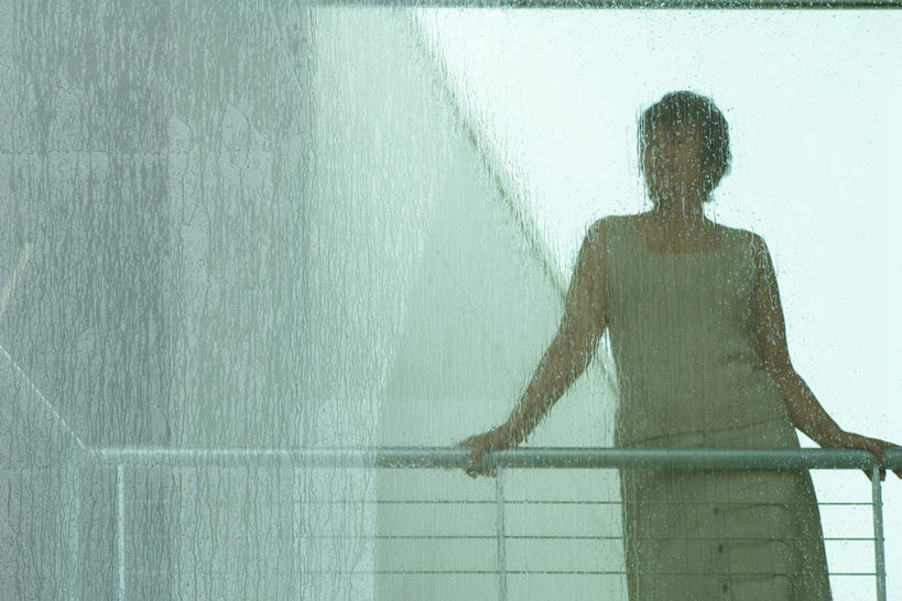 西方人,一个人,栏杆,站,笑,微笑,露齿笑,横图,室内,白天,仰视,雨,暴雨,大雨,窗户,落地窗,欧洲,欧洲人,仅一个女性,仅一个人,撑,阴影,服装,光线,影子,墙,围栏,注视,休闲装,护栏,玻璃窗,墙壁,墙面,衣服,蓝色,蓝天,天空,阳光,天,扶,看,站着,转头,仅一个中年女性,休闲,休闲服,服饰,细雨,撑着,女人,女性,中年女性,白种人,小雨,站立,半身,彩图,低角度拍摄