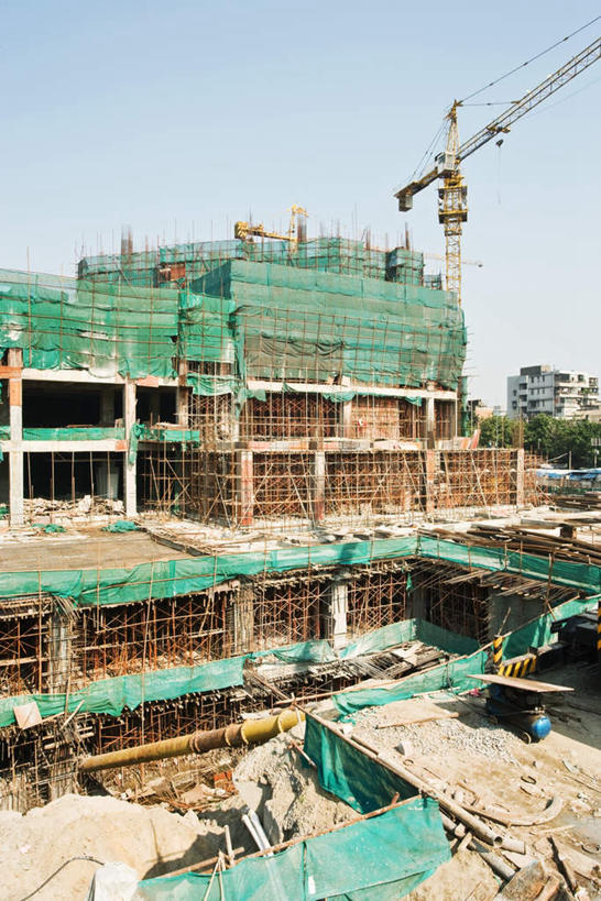 无人,家,工厂,高楼大厦,竖图,俯视,室外,白天,植物,大厦,建筑,卡车,摩天大楼,三辆,一辆,阴影,光线,管子,网,影子,房屋,屋子,地面,集装箱,管道,楼房,脚手架,住宅,树,树木,绿色,天空,阳光,自然,天,起重机,集装箱车,生长,成长,货车,货运车,载重汽车,彩图,高角度拍摄,房子,大楼,高层建筑,高楼,工地,摩天楼,制造厂