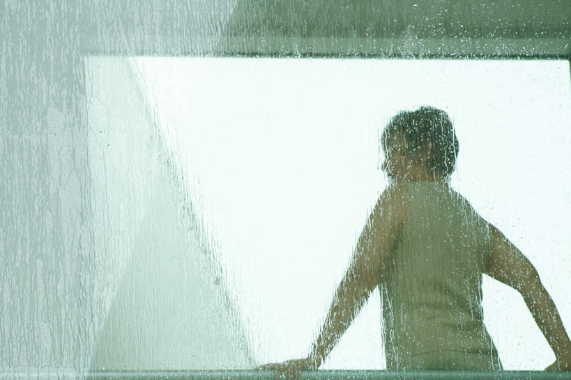 西方人,一个人,站,笑,微笑,露齿笑,横图,室内,白天,仰视,雨,暴雨,大雨,窗户,落地窗,欧洲,欧洲人,仅一个女性,仅一个人,撑,阴影,光线,影子,注视,玻璃窗,蓝色,蓝天,天空,阳光,天,扶,看,倚靠,站着,转头,仅一个中年女性,细雨,撑着,女人,女性,中年女性,白种人,小雨,站立,半身,彩图,低角度拍摄