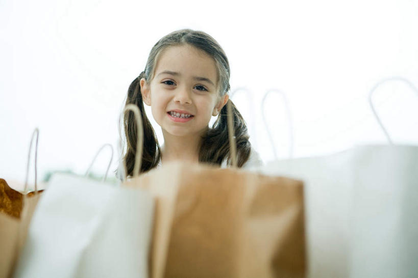 西方人,儿童,头发,一个人,站,笑,微笑,露齿笑,横图,室内,特写,白天,白色背景,正面,购物,纯洁,消费,袋子,欧洲,欧洲人,仅一个女性,仅一个人,五朵,朦胧,模糊,包装袋,手提袋,购物袋,小孩,黄色,站着,仅一个小孩,可爱,童年,童趣,金融,摄影,影棚,购买,贸易,童真,烂漫,无邪,天真,女孩,女人,女性,白种人,孩子,站立,半身,彩图,影棚拍摄,拍摄,女生