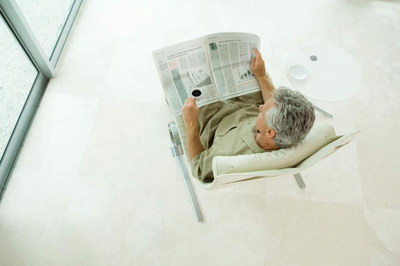 西方人,一个人,躺,横图,俯视,室内,白天,阅读,窗户,落地窗,报纸,椅子,欧洲,欧洲人,仅一个男性,仅一个人,握,学习,阴影,反射,瓷砖,地砖,影子,木椅,地面,拿,拿着,玻璃窗,看,倚靠,仅一个老年男性,浏览,握着,卧着,老年男性,男人,男性,白种人,躺着,卧,彩图,高角度拍摄,全身