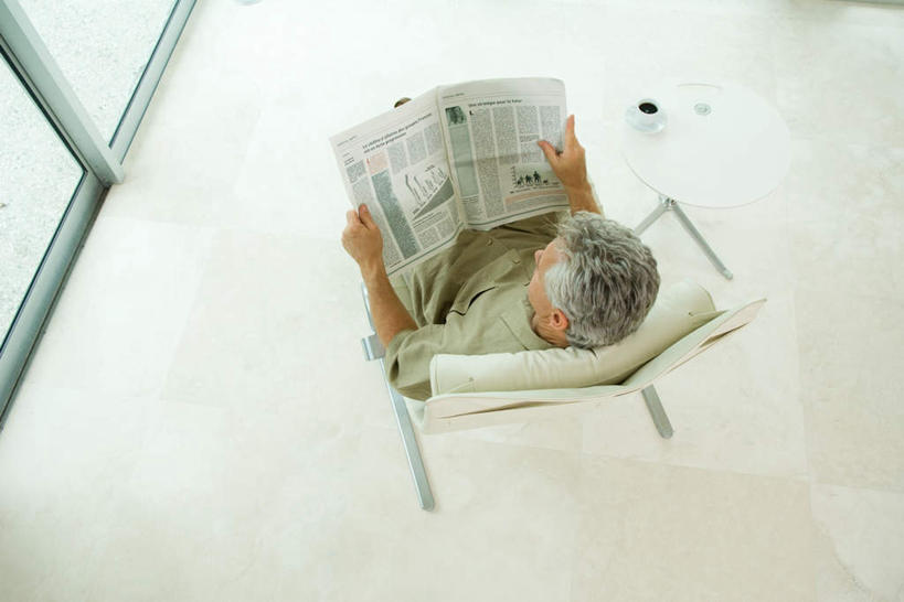 西方人,一个人,躺,横图,俯视,室内,白天,阅读,窗户,落地窗,报纸,椅子,欧洲,欧洲人,仅一个男性,仅一个人,握,学习,阴影,反射,瓷砖,地砖,影子,木椅,地面,拿,拿着,玻璃窗,看,倚靠,仅一个老年男性,浏览,握着,卧着,老年男性,男人,男性,白种人,躺着,卧,彩图,高角度拍摄,全身