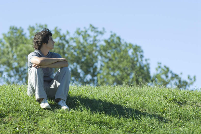 西方人,一个人,坐,双手交叉,横图,室外,白天,正面,草地,草坪,植物,欧洲,欧洲人,仅一个男性,仅一个人,阴影,朦胧,模糊,光线,影子,注视,休闲装,草,树,树木,仅一个年轻男性,蓝色,绿色,蓝天,天空,阳光,自然,天,看,转头,休闲,休闲服,生长,成长,双手抱胸,男人,男性,年轻男性,白种人,坐着,彩图,全身