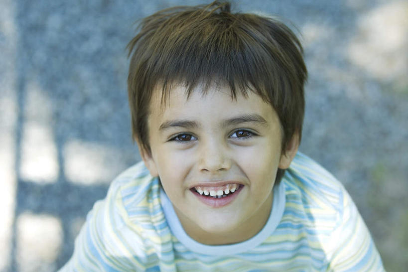 西方人,儿童,脸,头,脸颊,头发,一个人,站,笑,微笑,露齿笑,横图,俯视,室外,特写,白天,纯洁,欧洲,欧洲人,仅一个男性,仅一个人,阴影,光线,影子,地面,注视,休闲装,肩膀,小孩,黄色,阳光,看,站着,仅一个小孩,休闲,休闲服,可爱,童年,童趣,关注,童真,烂漫,无邪,天真,男孩,男人,男性,白种人,孩子,头部,脸部,脸蛋,面部,抬头,仰头,站立,半身,彩图,高角度拍摄,男生