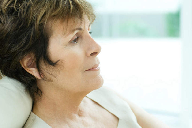 西方人,脸,头,脸颊,头发,一个人,躺,笑,微笑,横图,室内,特写,白天,侧面,阅读,植物,报纸,书籍,椅子,欧洲,欧洲人,仅一个女性,仅一个人,握,写,学习,笔,瓷砖,地砖,躺椅,地面,拿,拿着,肩膀,树,树木,黄色,绿色,自然,看,倚靠,仅一个中年女性,浏览,握着,生长,成长,沙滩椅,卧着,女人,女性,中年女性,白种人,头部,脸部,脸蛋,面部,书,图书,躺着,卧,半身,彩图