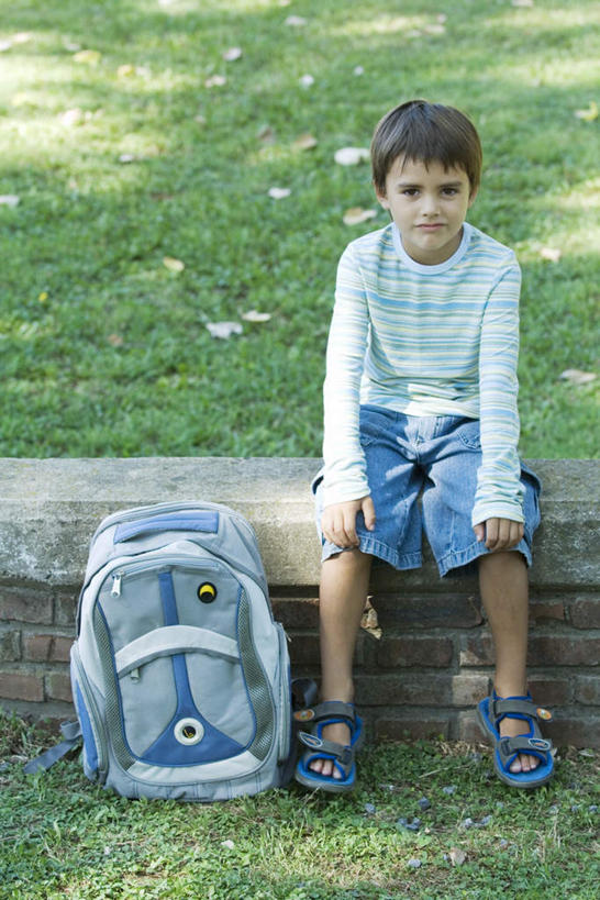 西方人,儿童,一个人,坐,笑,微笑,露齿笑,竖图,俯视,室外,白天,纯洁,草地,草坪,植物,欧洲,欧洲人,仅一个男性,仅一个人,阴影,光线,包,书包,影子,注视,休闲装,草,小孩,绿色,阳光,背包,看,手放前,仅一个小孩,休闲,休闲服,可爱,童年,童趣,童真,烂漫,无邪,天真,男孩,男人,男性,白种人,孩子,抬头,仰头,坐着,彩图,高角度拍摄,全身,双肩包,男生