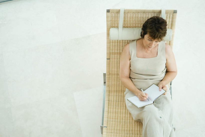 西方人,一个人,躺,笑,微笑,横图,俯视,室内,白天,阅读,报纸,书籍,椅子,欧洲,欧洲人,仅一个女性,仅一个人,握,写,学习,笔,瓷砖,地砖,躺椅,地面,拿,拿着,看,倚靠,仅一个中年女性,浏览,握着,沙滩椅,卧着,女人,女性,中年女性,白种人,书,图书,躺着,卧,半身,彩图,高角度拍摄