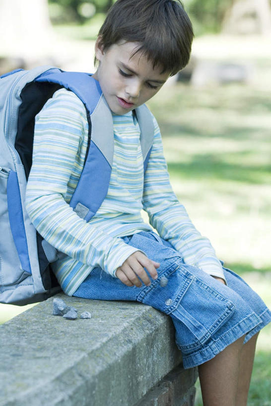 西方人,儿童,背,头发,一个人,坐,竖图,室外,白天,侧面,纯洁,草地,草坪,石头,植物,椅子,欧洲,欧洲人,仅一个男性,仅一个人,阴影,朦胧,模糊,光线,包,石子,书包,影子,注视,休闲装,草,小孩,黄色,绿色,阳光,背包,低头,看,仅一个小孩,休闲,休闲服,可爱,童年,童趣,童真,烂漫,无邪,天真,男孩,男人,男性,白种人,孩子,石块,坐着,半身,彩图,双肩包,男生