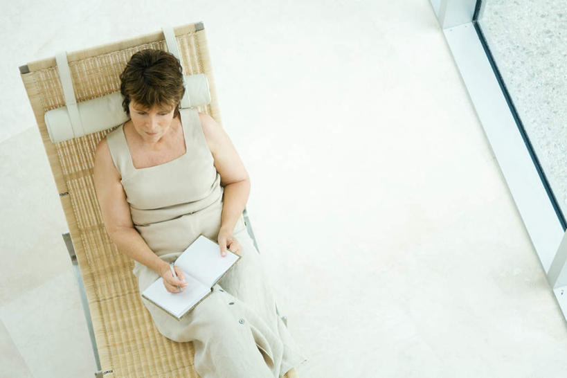 西方人,一个人,躺,笑,微笑,横图,俯视,室内,白天,阅读,窗户,落地窗,报纸,书籍,椅子,欧洲,欧洲人,仅一个女性,仅一个人,握,写,学习,笔,瓷砖,地砖,躺椅,地面,拿,拿着,玻璃窗,看,倚靠,仅一个中年女性,浏览,握着,沙滩椅,卧着,女人,女性,中年女性,白种人,书,图书,躺着,卧,半身,彩图,高角度拍摄