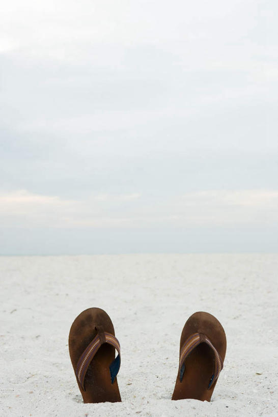 无人,竖图,室外,特写,白天,正面,凉鞋,海浪,海洋,沙滩,鞋子,一双,朦胧,模糊,沙子,海岸,浪花,水平线,云,云朵,辽阔,褐色,海平线,沙地,云彩,蓝色,白云,蓝天,天空,海水,天,广阔,一望无际,海景,无边无际,一马平川,大海,风浪,海,海水的波动,海滩,近岸浪,涌浪,彩图,夹趾拖鞋,人字拖,人字拖鞋,水天相接,水天一线