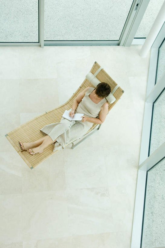 西方人,一个人,躺,笑,打电话,微笑,竖图,俯视,室内,白天,阅读,窗户,落地窗,报纸,电话,手机,书籍,椅子,欧洲,欧洲人,仅一个女性,仅一个人,握,学习,瓷砖,地砖,躺椅,地面,拿,听,拿着,通讯设备,玻璃窗,看,倚靠,仅一个中年女性,浏览,握着,沙滩椅,一部,卧着,交流,女人,女性,中年女性,白种人,书,图书,沟通,躺着,通话,卧,彩图,高角度拍摄,全身