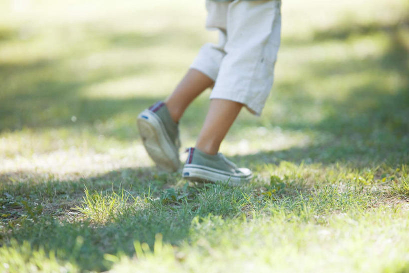 西方人,儿童,腿部,腿,一个人,站,跑,横图,室外,特写,白天,正面,纯洁,草地,草坪,植物,欧洲,欧洲人,仅一个男性,仅一个人,阴影,朦胧,模糊,光线,影子,草,小孩,绿色,阳光,站着,仅一个小孩,可爱,童年,童趣,童真,烂漫,无邪,天真,男孩,男人,男性,白种人,孩子,跑步,站立,半身,彩图,男生