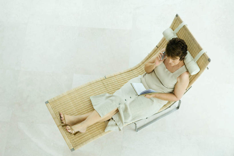 西方人,一个人,躺,笑,打电话,微笑,横图,俯视,室内,白天,阅读,报纸,电话,手机,书籍,椅子,欧洲,欧洲人,仅一个女性,仅一个人,握,学习,瓷砖,地砖,躺椅,地面,拿,听,拿着,通讯设备,看,倚靠,仅一个中年女性,浏览,握着,沙滩椅,一部,卧着,交流,女人,女性,中年女性,白种人,书,图书,沟通,躺着,通话,卧,彩图,高角度拍摄,全身