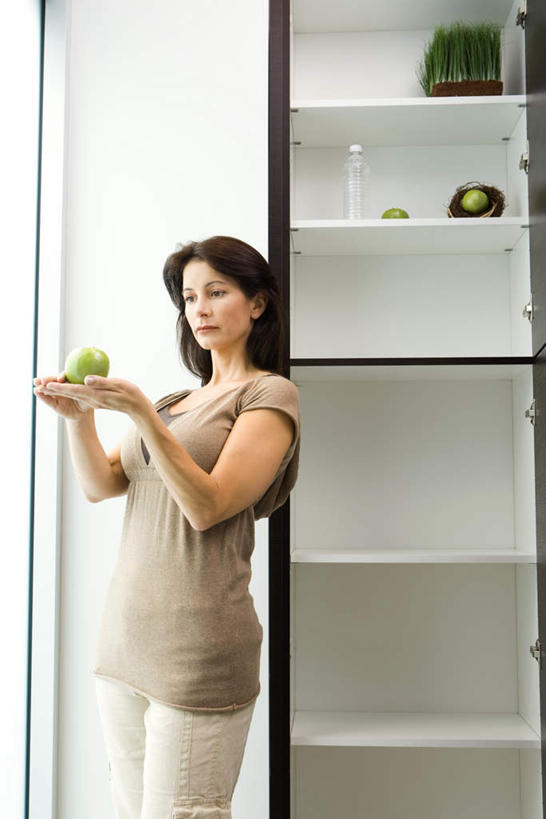 西方人,一个人,站,捧,笑,微笑,竖图,室内,白天,正面,水,柜子,苹果,蔬菜,水果,欧洲,欧洲人,仅一个女性,仅一个人,新鲜,液体,墙,水滴,葱,青葱,生食,食品,果实,注视,休闲装,墙壁,墙面,食物,三个,绿色,瓶子,看,站着,仅一个中年女性,休闲,休闲服,有机食品,绿色食品,女人,女性,中年女性,白种人,端,端着,捧着,手捧,站立,半身,彩图