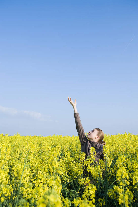 西方人,儿童,一个人,站,举,竖图,室外,白天,正面,纯洁,欧洲,欧洲人,仅一个女性,仅一个人,阴影,盛开,光线,影子,花蕾,注视,花,花瓣,花朵,鲜花,小孩,黄色,蓝色,蓝天,天空,阳光,天,花苞,花蕊,油菜花,看,托,站着,仅一个小孩,可爱,童年,童趣,晴朗,关注,童真,烂漫,无邪,万里无云,天真,女孩,女人,女性,白种人,孩子,晴空,晴空万里,举起,举手,举着,抬头,向上举,向上伸,向上托,仰头,站立,半身,彩图,女生