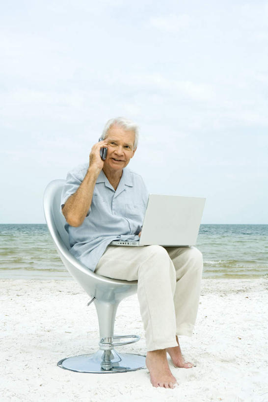 西方人,一个人,坐,笑,打电话,微笑,露齿笑,竖图,室外,白天,正面,电脑,笔记本电脑,海浪,海洋,沙滩,电话,手机,椅子,欧洲,欧洲人,仅一个男性,仅一个人,握,阴影,光线,网络,沙子,影子,海岸,浪花,沙地,拿,听,拿着,注视,通讯设备,一个,蓝色,绿色,蓝天,天空,阳光,海水,天,看,仅一个老年男性,握着,单个,一台,无线,通信设备,无线网络,海景,无线上网,便携式电脑,一部,交流,手提电脑,老年男性,男人,男性,白种人,大海,风浪,海,海水的波动,海滩,近岸浪,涌浪,沟通,通话,坐着,彩图,全身
