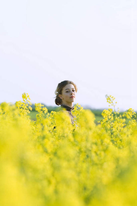 西方人,儿童,头发,一个人,站,笑,微笑,竖图,室外,白天,正面,纯洁,欧洲,欧洲人,仅一个女性,仅一个人,朦胧,模糊,盛开,花蕾,注视,花,花瓣,花朵,鲜花,小孩,黄色,蓝色,蓝天,天空,天,花苞,花蕊,油菜花,看,站着,转头,仅一个小孩,可爱,童年,童趣,童真,烂漫,无邪,天真,女孩,女人,女性,白种人,孩子,站立,半身,彩图,女生