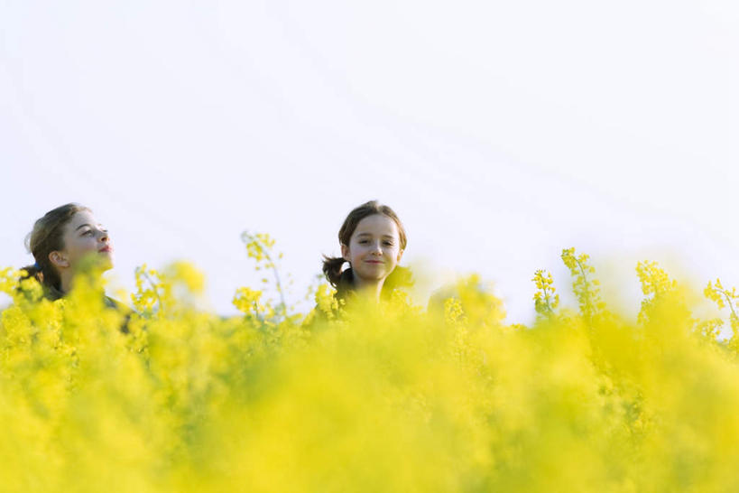 西方人,儿童,两个人,伙伴,朋友,站,笑,微笑,露齿笑,横图,室外,白天,正面,友谊,纯洁,欧洲,欧洲人,许多,朦胧,模糊,盛开,花蕾,注视,花,花瓣,花朵,鲜花,小孩,黄色,天空,天,花苞,花蕊,油菜花,看,站着,可爱,童年,童趣,童真,烂漫,无邪,天真,友情,女孩,女人,女性,白种人,抬头,仰头,站立,半身,彩图,女生