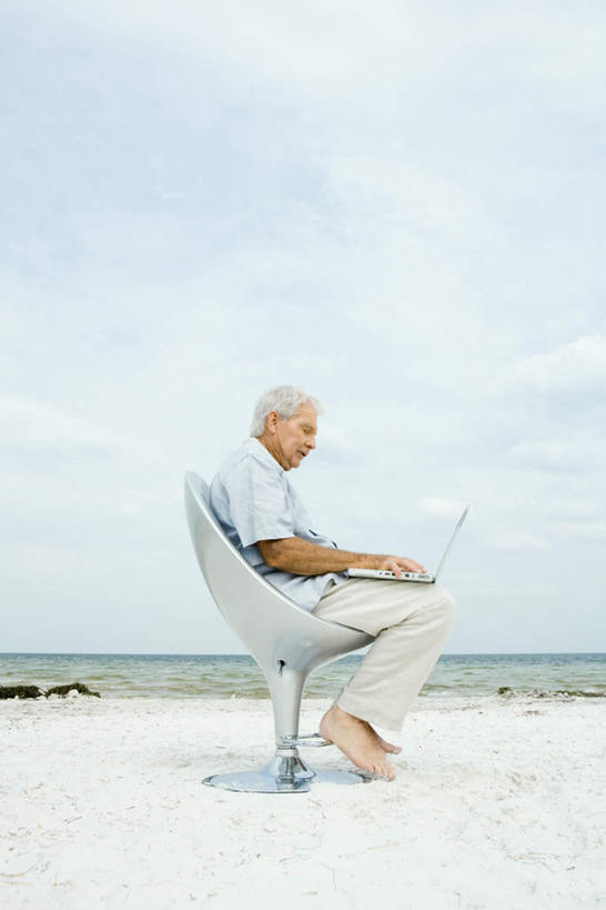 西方人,一个人,坐,竖图,室外,白天,仰视,电脑,笔记本电脑,海浪,海洋,沙滩,椅子,欧洲,欧洲人,仅一个男性,仅一个人,敲打,阴影,光线,网络,沙子,影子,海岸,浪花,沙地,注视,休闲装,输入,通讯设备,蓝色,绿色,蓝天,天空,阳光,海水,天,打字,低头,看,仅一个老年男性,休闲,休闲服,点击,一台,敲击,无线,通信设备,无线网络,海景,无线上网,便携式电脑,按键,手提电脑,老年男性,男人,男性,白种人,大海,风浪,海,海水的波动,海滩,近岸浪,涌浪,坐着,彩图,低角度拍摄,全身