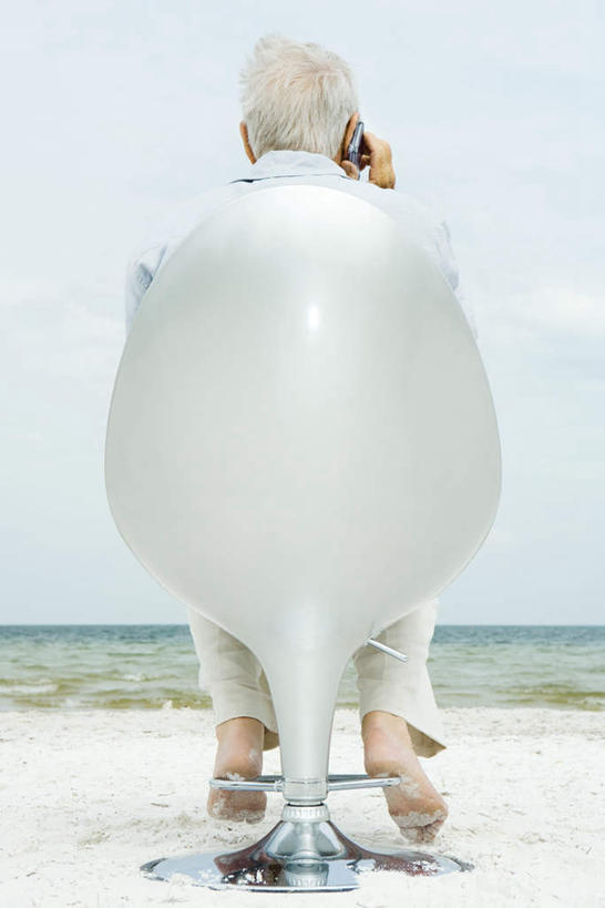 西方人,一个人,坐,打电话,竖图,室外,白天,仰视,海浪,海洋,沙滩,电话,手机,欧洲,欧洲人,仅一个男性,仅一个人,握,阴影,光线,沙子,影子,海岸,浪花,水平线,辽阔,海平线,沙地,拿,听,拿着,通讯设备,蓝色,绿色,蓝天,天空,阳光,海水,天,仅一个老年男性,广阔,握着,一望无际,海景,一部,无边无际,一马平川,交流,老年男性,男人,男性,白种人,大海,风浪,海,海水的波动,海滩,近岸浪,涌浪,沟通,通话,坐着,彩图,低角度拍摄,全身,水天相接,水天一线