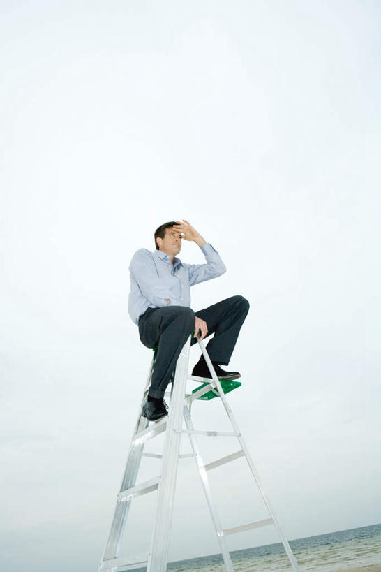 西方人,一个人,坐,举,竖图,室外,白天,仰视,衬衫,海浪,海洋,欧洲,欧洲人,仅一个男性,仅一个人,扶梯,浪花,注视,仅一个年轻男性,一个,绿色,天空,海水,天,看,托,遮,晴朗,单个,遮挡,关注,海景,遮盖,遮蔽,万里无云,男人,男性,年轻男性,白种人,大海,风浪,海,海水的波动,近岸浪,涌浪,晴空,晴空万里,举起,举手,举着,抬头,向上举,向上伸,向上托,仰头,坐着,彩图,低角度拍摄,全身,衬衣