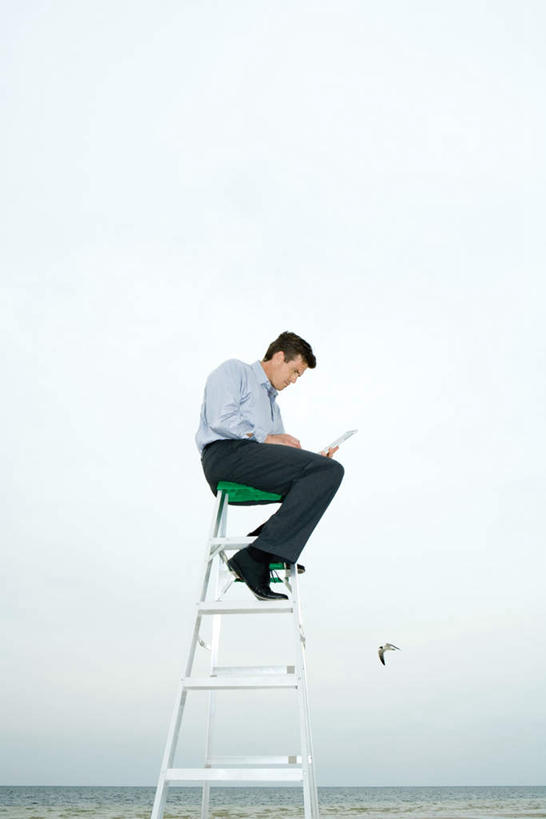 西方人,一个人,坐,竖图,室外,白天,仰视,衬衫,电脑,笔记本电脑,海浪,海洋,欧洲,欧洲人,仅一个男性,仅一个人,敲打,网络,扶梯,浪花,拿,拿着,注视,输入,通讯设备,仅一个年轻男性,一个,蓝色,绿色,蓝天,天空,海水,天,打字,低头,看,单个,点击,一台,敲击,无线,通信设备,无线网络,海景,无线上网,便携式电脑,按键,手提电脑,男人,男性,年轻男性,白种人,大海,风浪,海,海水的波动,近岸浪,涌浪,坐着,彩图,低角度拍摄,全身,衬衣