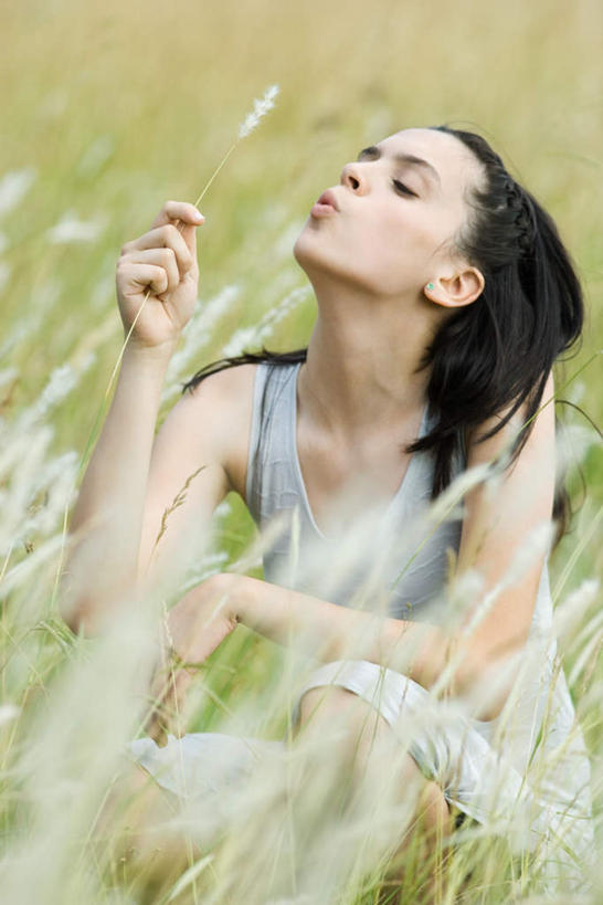 西方人,头发,一个人,农田,坐,举,闭眼,竖图,室外,白天,正面,庄稼,农作物,小麦,欧洲,欧洲人,仅一个年轻女性,仅一个女性,仅一个人,朦胧,模糊,谷物,拿,拿着,休闲装,黑色,吹,嘟嘴,托,休闲,休闲服,撅嘴,年轻女性,女人,女性,白种人,闭眼睛,闭着眼,闭着眼睛,举起,举手,举着,抬头,向上举,向上伸,向上托,仰头,坐着,半身,彩图,耕地,庄稼田