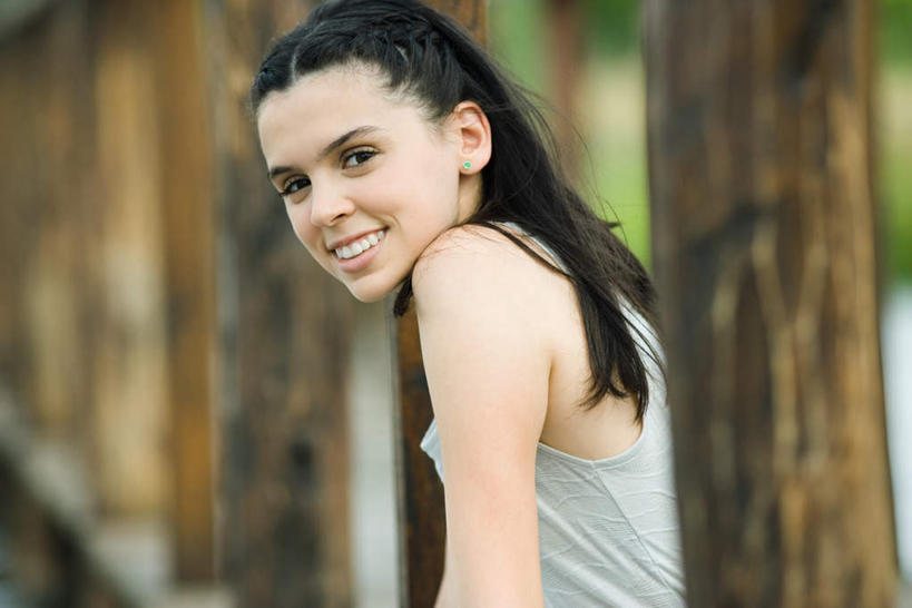 西方人,头发,一个人,坐,笑,微笑,露齿笑,横图,室外,白天,侧面,河流,水,植物,欧洲,欧洲人,仅一个年轻女性,仅一个女性,仅一个人,阴影,朦胧,模糊,光线,影子,河水,水流,注视,休闲装,树,树木,绿色,黑色,阳光,自然,看,转头,休闲,休闲服,生长,成长,年轻女性,女人,女性,白种人,坐着,半身,彩图