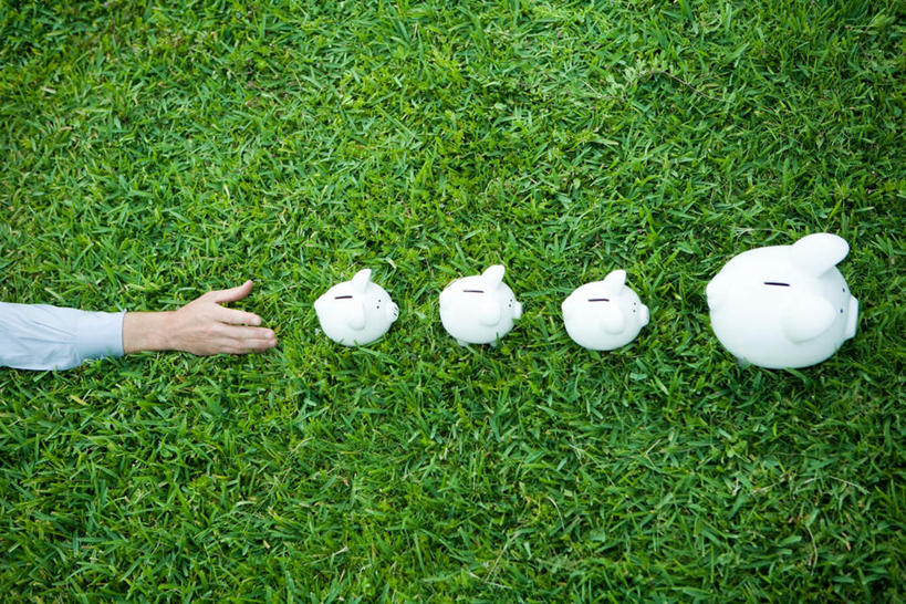 西方人,手,一个人,横图,俯视,室外,特写,白天,欧洲,欧洲人,仅一个男性,仅一个人,一排,整齐,陶瓷,排列,仅一个年轻男性,容器,趴着,四个,手部,储蓄罐,器皿,储蓄,存钱,金融,理财,经济,资金,存钱罐,队列,存款,流通,贸易,贮钱罐,储钱罐,扑满,男人,男性,年轻男性,白种人,趴,半身,彩图,高角度拍摄