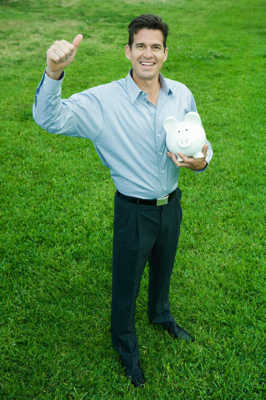 西方人,头发,一个人,站,捧,笑,微笑,露齿笑,竖图,俯视,室外,白天,衬衫,智慧,欧洲,欧洲人,仅一个男性,仅一个人,突出,陶瓷,注视,称赞,表扬,仅一个年轻男性,一个,黑色,容器,看,手势,站着,储蓄罐,器皿,竖,储蓄,存钱,金融,理财,经济,单个,翘,高,夸奖,优秀,资金,存钱罐,关注,存款,流通,贸易,贮钱罐,储钱罐,扑满,好,妙,顺利,出色,超群,杰出,卓越,奇妙,聪明,男人,男性,年轻男性,白种人,大拇指,端,端着,捧着,手捧,抬头,仰头,站立,彩图,高角度拍摄,全身,衬衣