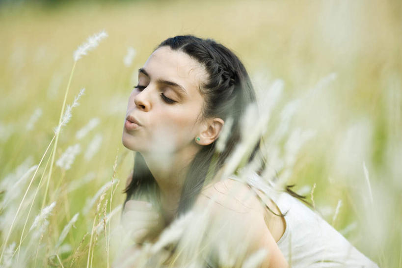 西方人,头发,一个人,农田,坐,闭眼,笑,微笑,横图,室外,白天,侧面,庄稼,农作物,小麦,欧洲,欧洲人,仅一个年轻女性,仅一个女性,仅一个人,朦胧,模糊,谷物,休闲装,黑色,嘟嘴,休闲,休闲服,撅嘴,年轻女性,女人,女性,白种人,闭眼睛,闭着眼,闭着眼睛,抬头,仰头,坐着,半身,彩图,耕地,庄稼田