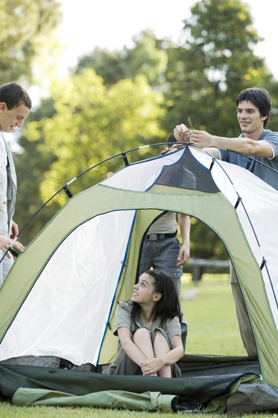 西方人,三个人,伙伴,朋友,站,坐,笑,双手交叉,微笑,露齿笑,竖图,室外,白天,正面,友谊,草地,草坪,植物,欧洲,欧洲人,阴影,朦胧,模糊,光线,影子,帐篷,注视,草,树,树木,绿色,阳光,自然,看,站着,生长,成长,操作,双手抱胸,关注,露营,野营,宿营,友情,男人,男性,年轻男性,年轻女性,女人,女性,白种人,抬头,仰头,站立,坐着,半身,彩图